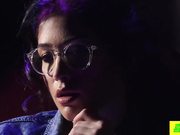 丰满红发女郎在被妹妹注视时还与她男友打炮