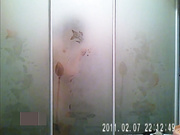 【經典盜錄】趴窗戶邊窺視良家人妻少婦洗浴護膚 苗條身材堅挺美乳看得讓人欲火焚身 720P高清原版