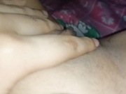 超近距离特写舔吸和插入白虎少女的小穴