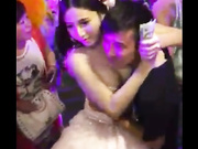 奇葩婚礼晏请上,给钱就能摸新娘的大白奶子