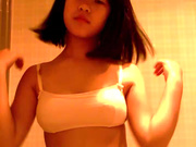 艺校美乳翘奶子嫩妹子浴室脱衣唱歌洗澡自拍2V，这歌声把我耳朵强奸了 哈哈2