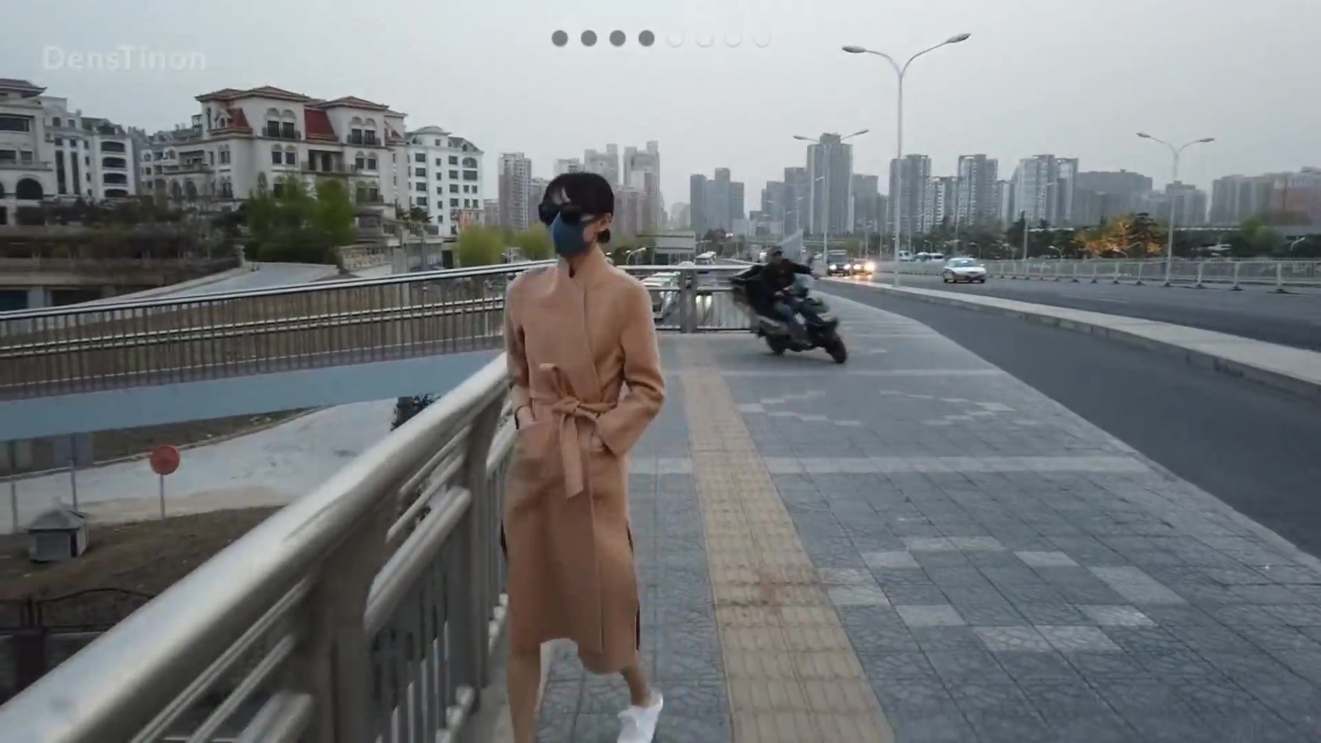 最近很火的北京天使DensTinon极限露出挑战大白天街上全裸行走过天桥进入宜家貌似已被路人发现1080P原版