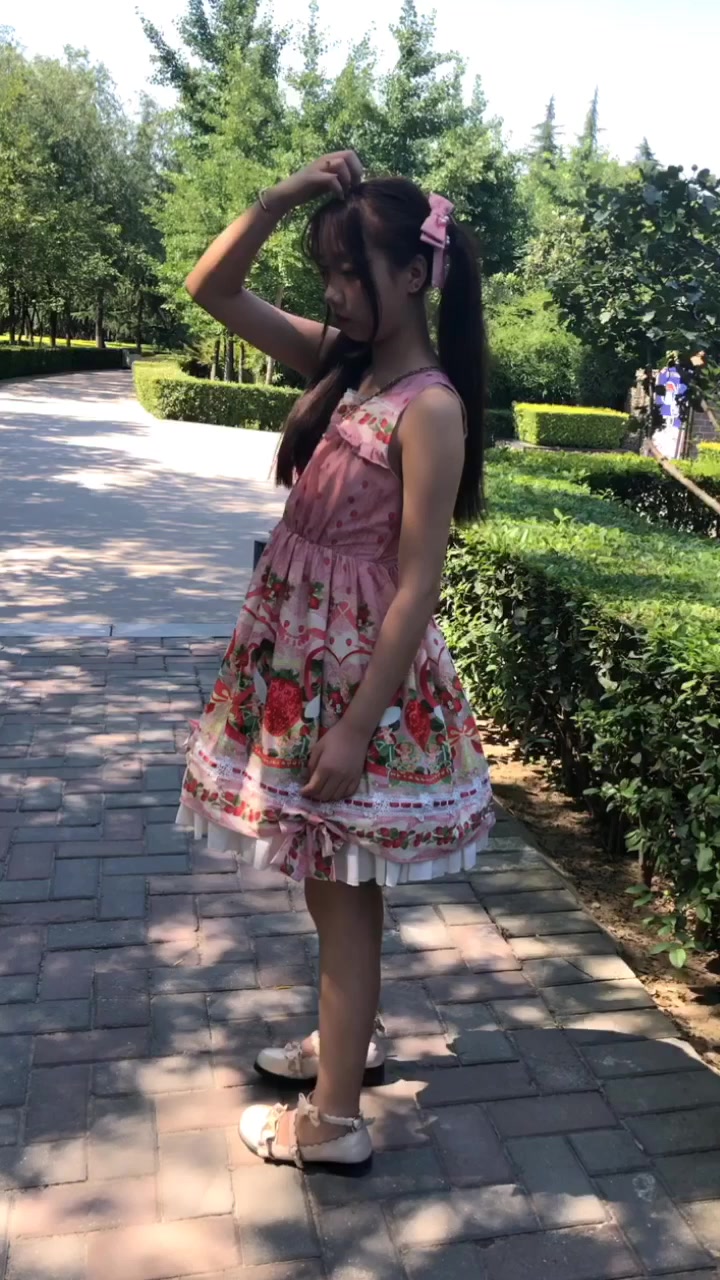 最新B站舞蹈区极品萝莉美女全裸宅舞流出 穿着Lolita边脱边跳 脱衣热舞露出大挑战 高清720P无水印完整版