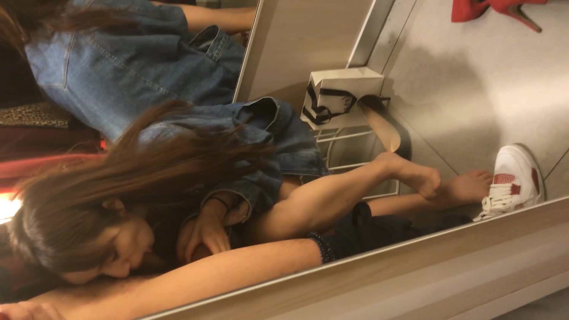 【網曝門事件】優衣庫2019口愛版 江大超高顏值校花女神商場試衣間跪舔口交 人美逼浪水多太招操了～1080P高清無水印