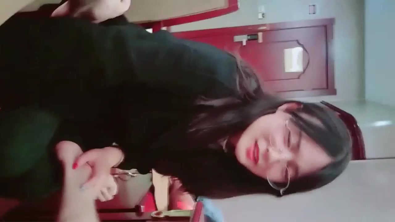 看似乖乖女的学生妹带着作业本和混混男友开房