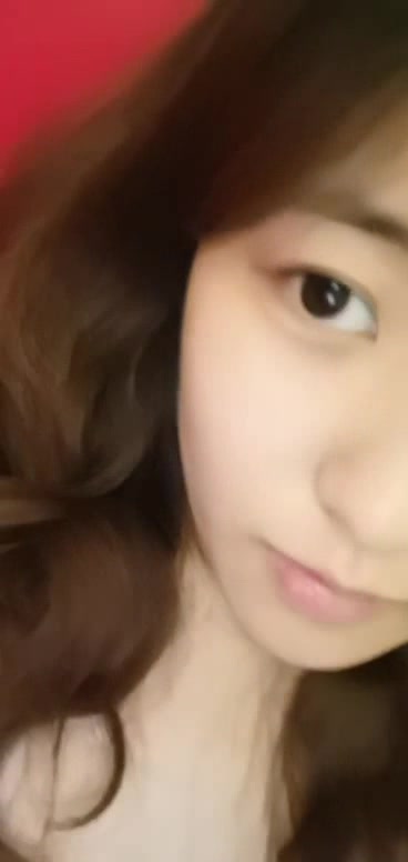 你的小可爱露脸学妹制服黑丝诱惑，道具玩弄骚逼看着真刺激，叫声骚水又多自己还舔淫水，样子好淫荡特别招草