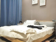两小伙4P熟女一人一个舔奶调情抽插时被发现