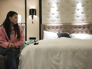 深夜操美少妇揉捏大奶子口交舔弄扶着屁股后入