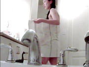 偷拍到合租女孩洗澡，清純可愛，喜欢的请回复