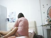 约熟女出租屋里骑乘扶着腰打桩抽插侧入
