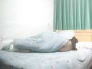 家中偷拍自己老婆睡着了抠穴贴心把骚逼擦干净
