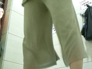 商场厕拍系列 连衣裙小姐姐为了上厕所衣服都全脱 顺便可以看看胸