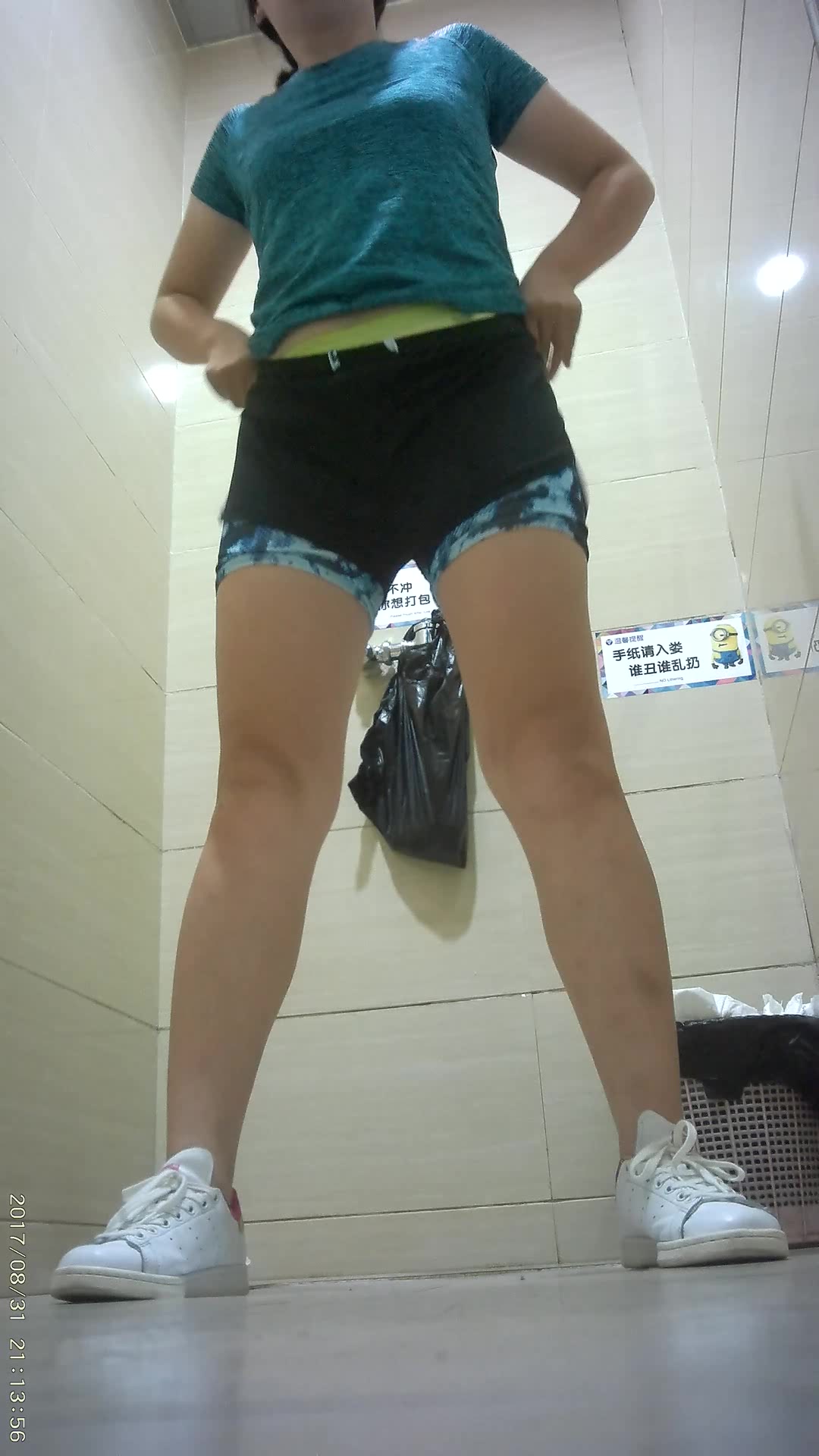 商场厕拍系列 面容清秀的妹子却有厚厚的阴唇