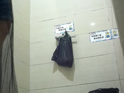商场厕拍系列20 大妹子上厕所前先揉下胸整理下 可能胸罩太小了不舒服