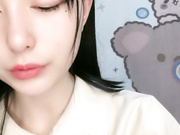 清纯系嫩妹撩起短裙黑丝肥臀没穿内裤超嫩小穴