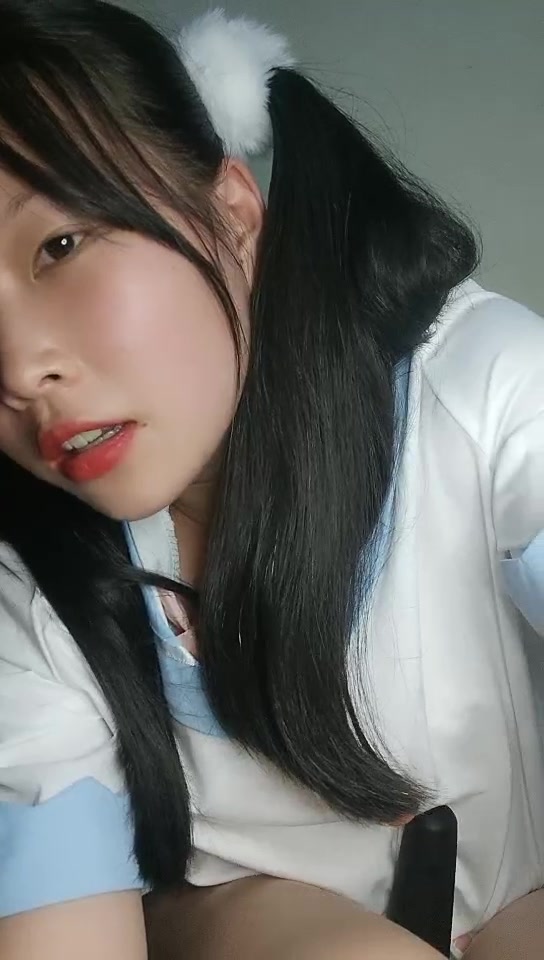 无毛小萝莉鲍鱼骚穴被大黑牛自慰骚穴白浆流出