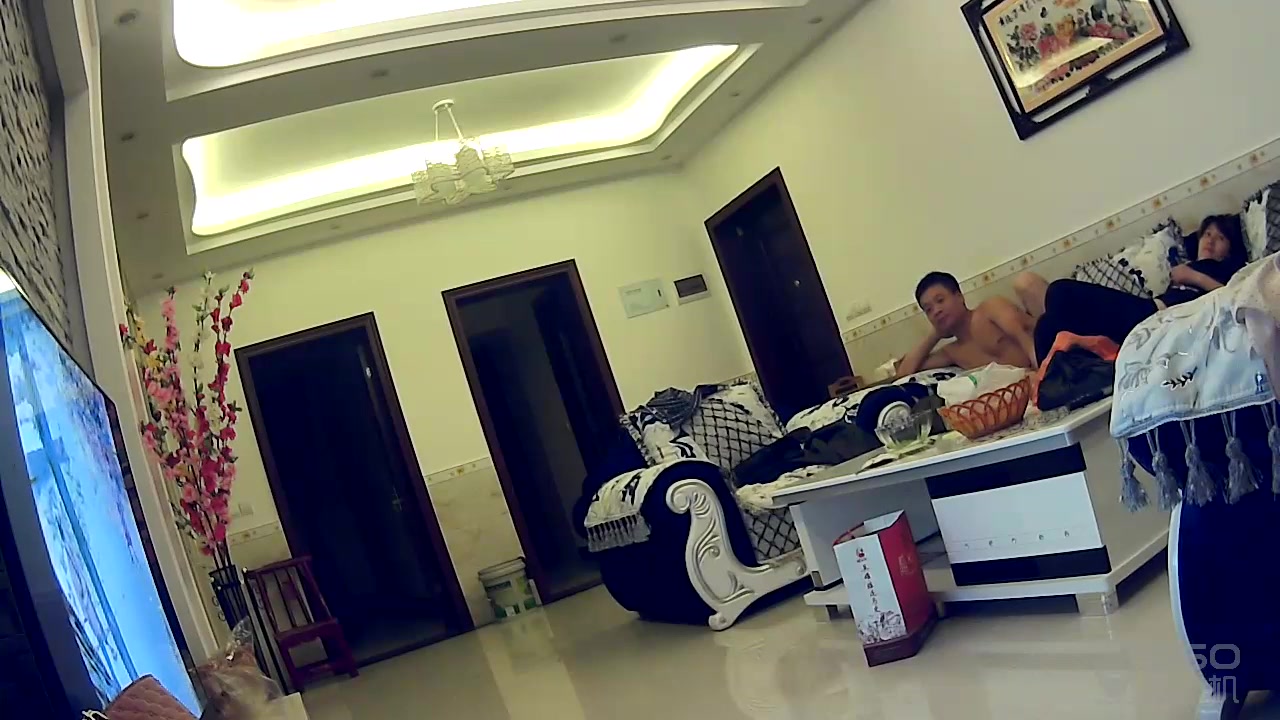 家庭实况360监控拍中年夫妻在客厅沙发上看电视看着看着大叔就扒下老婆的内裤爽一下
