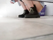 感觉被发现了.妹子低头确认