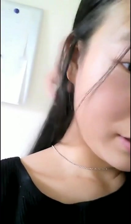 出租房手机直播露脸长发大长腿美女姐姐给狼粉看奶子看逼大姨妈还来了窗前还看看对面是否有偷窥的清晰对白