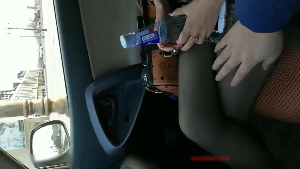 【MJ精品】禦姐型少婦馬路邊等出租被過路司機搭訕坐順風車 喝下迷藥拉到偏僻處玩車震 貌似逼逼被操多得黑了 720P高清原版