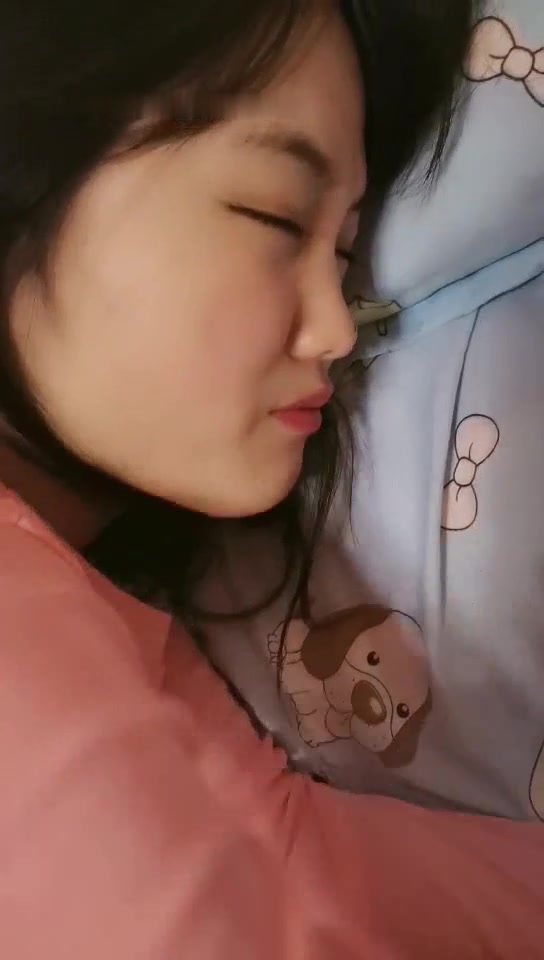 嫩妹子给男友口交摩擦非常诱人