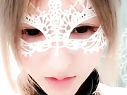 苗条妹子双人口交舔JJ乳夹沙发上骑乘套弄