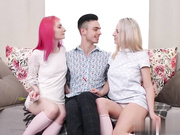 俄罗斯清纯姐妹花共同服侍娘娘腔粉鲍鱼双飞真爽