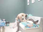 人妻深夜相约聊天调情共度春宵沙发插穴高潮