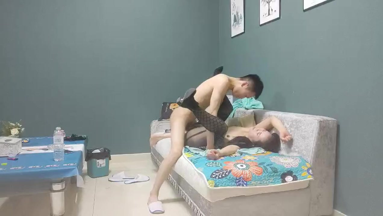 人妻深夜相约聊天调情共度春宵沙发插穴高潮