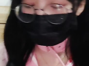 双马尾妹子屁股上肛塞菊花跳蛋震动来姨妈了