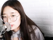 眼镜美女操起来淫荡骚味低声呻吟啊我受不了