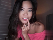 娇小的亚洲继女薇娜·斯凯为继父的大弟弟发疯