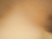 苗条妹子沙发舌吻调情坐在身上张开双腿摸逼