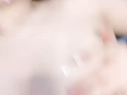 粉嫩少女手指摸穴吃淫水呻吟不断