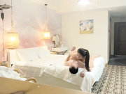 做二手车生意小老板网约青春气息十足迷你裙帆布鞋美女先舌吻抠B预热洗干净后疯狂连搞2次不戴套干一半还接