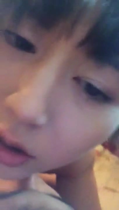 高颜值无毛小美女主动女上位拿着手机拍摄自己干男友过程,一直呻吟着,没想到表面清纯漂亮原来那么骚,国语！