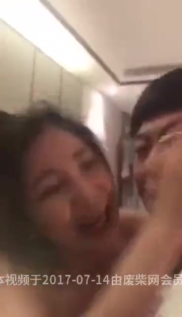蜜月期间爆操极品淫荡老婆，老婆一脸潮红大喊老公快进来。
