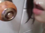 美女卫生间自慰