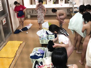 【稀缺福利】最新流出非常少見的某學校公共澡堂很多(數都數不過來)清純學妹沐浴更衣 貌似還有好多無毛的 720P高清原檔