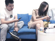 约了个黄裙妹子啪啪沙发上操口交抽插猛操