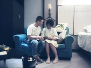 赵总寻花一线天肥逼可爱妹子沙发上掰穴抽插