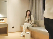 西装妹子脱掉外套舌吻深喉口交抬起大长腿抽插