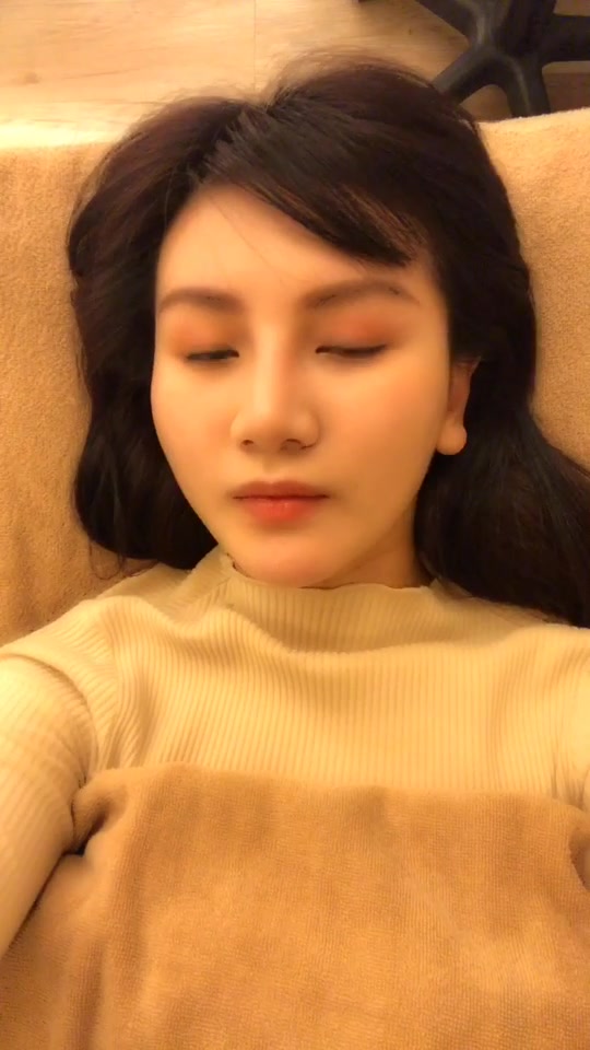 《台湾情侣泄密》刚刚离婚的诱人小嫂子拨开粉嫩的小鲍鱼